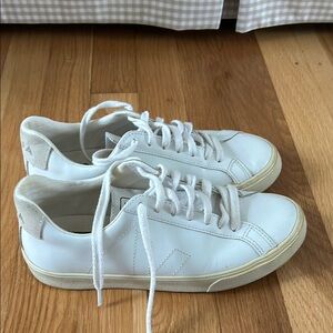 Women’s white vejas- mint condition!